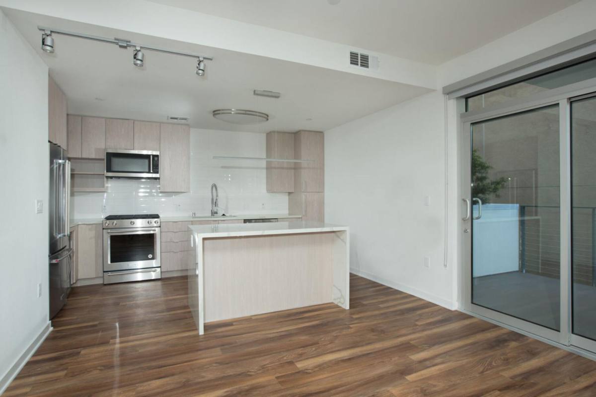 Apartment for rent at 950 S Fairfax Ave, Los Angeles, CA 90036