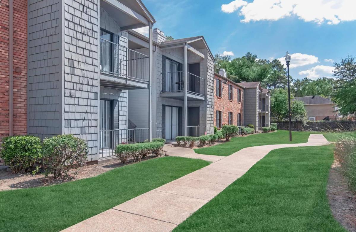 Apartment for rent at Woodridge Apartment Homes, 1533 Raymond Rd, Jackson, MS 39204