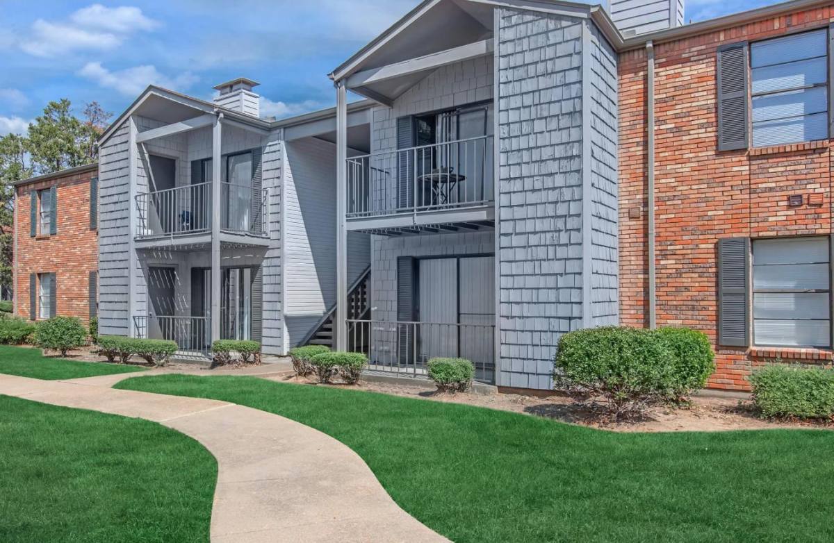 Apartment for rent at Woodridge Apartment Homes, 1533 Raymond Rd, Jackson, MS 39204
