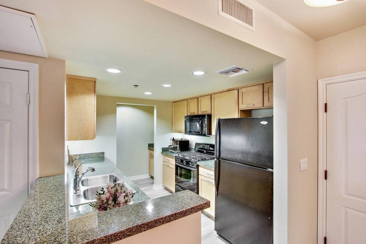 Apartment for rent at 5501 Newcastle Ave, Encino, CA 91316