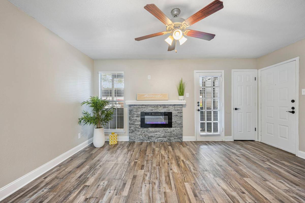 Townhouse for rent at The Pinnacle Apartment Homes, 146 Valley View Dr, Lewisville, TX 75067