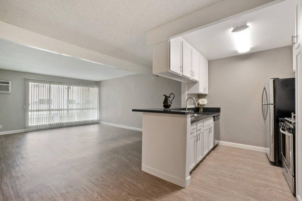 Apartment for rent at 5830 Reseda Blvd, Tarzana, CA 91356