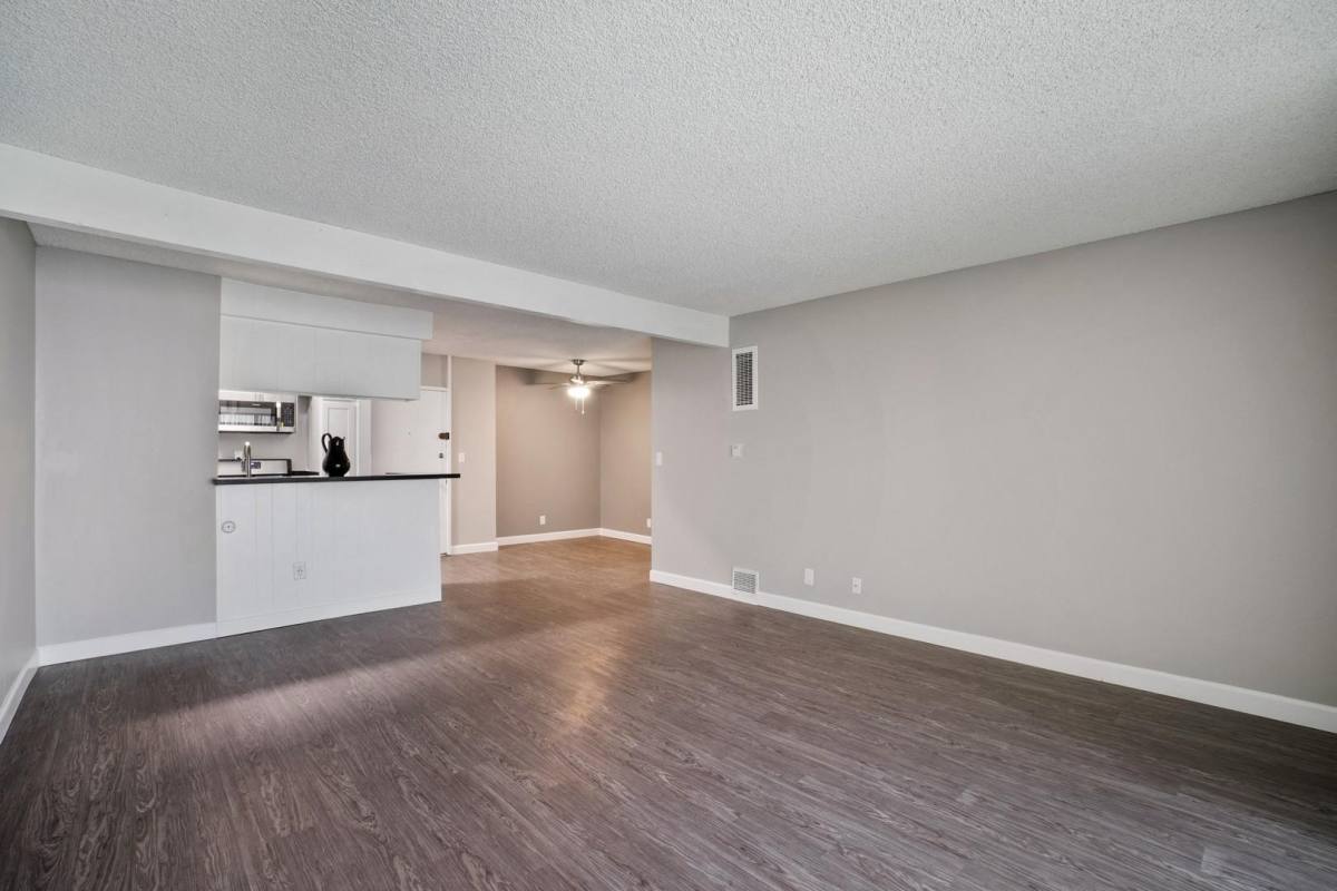 Apartment for rent at 5830 Reseda Blvd, Tarzana, CA 91356
