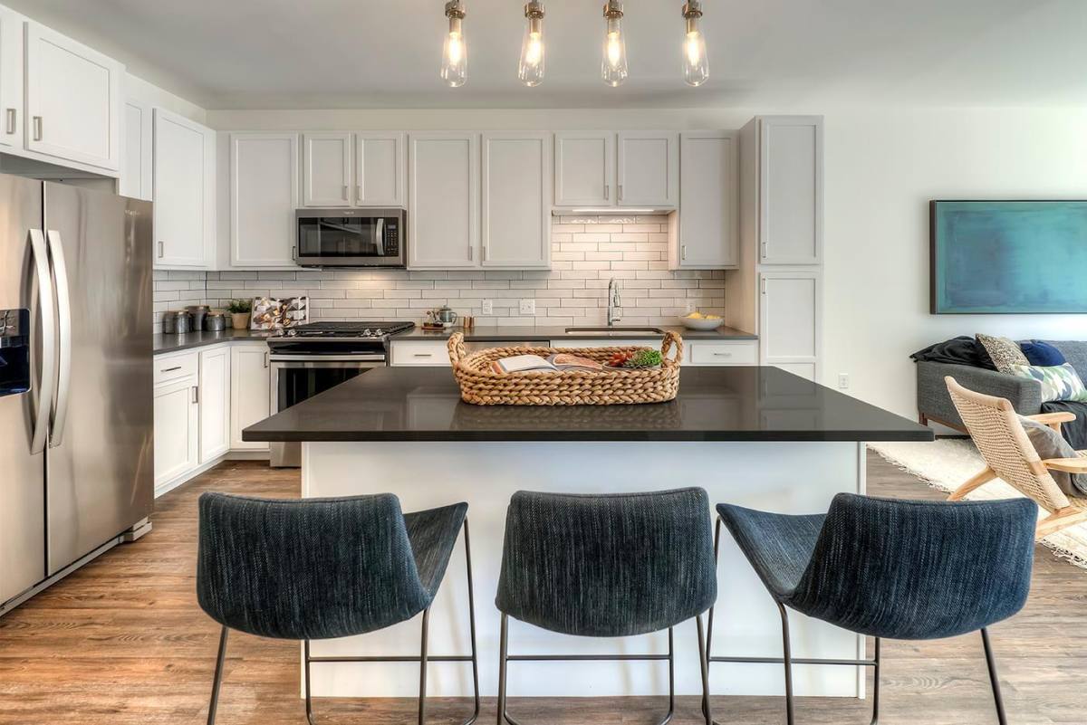 Apartment for rent at 1555 Ellinwood St, Des Plaines, IL 60016