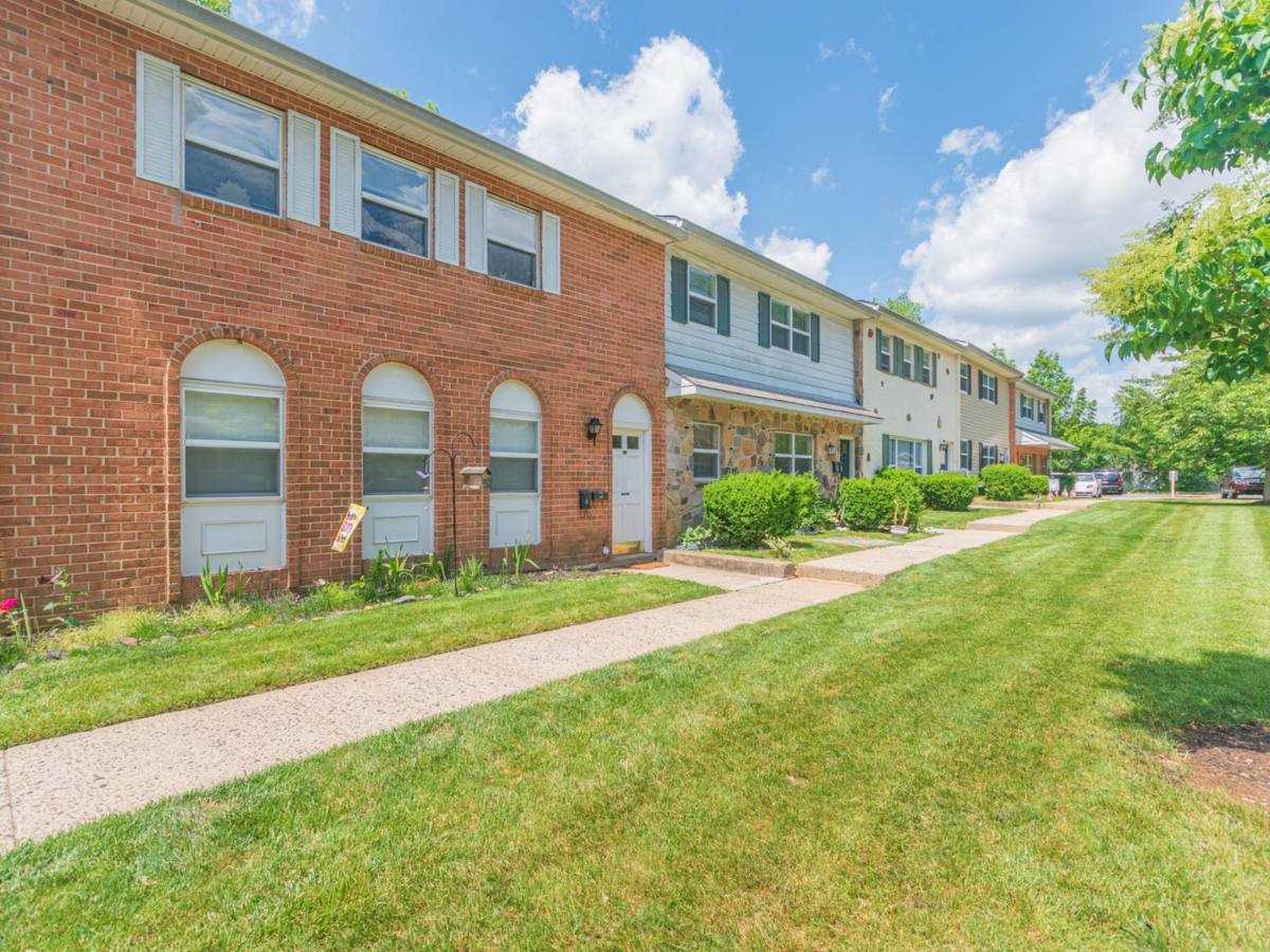 Apartment for rent at Rolling Glen Townhomes &, 1531 Rolling Glen Dr, Marcus Hook, PA 19061