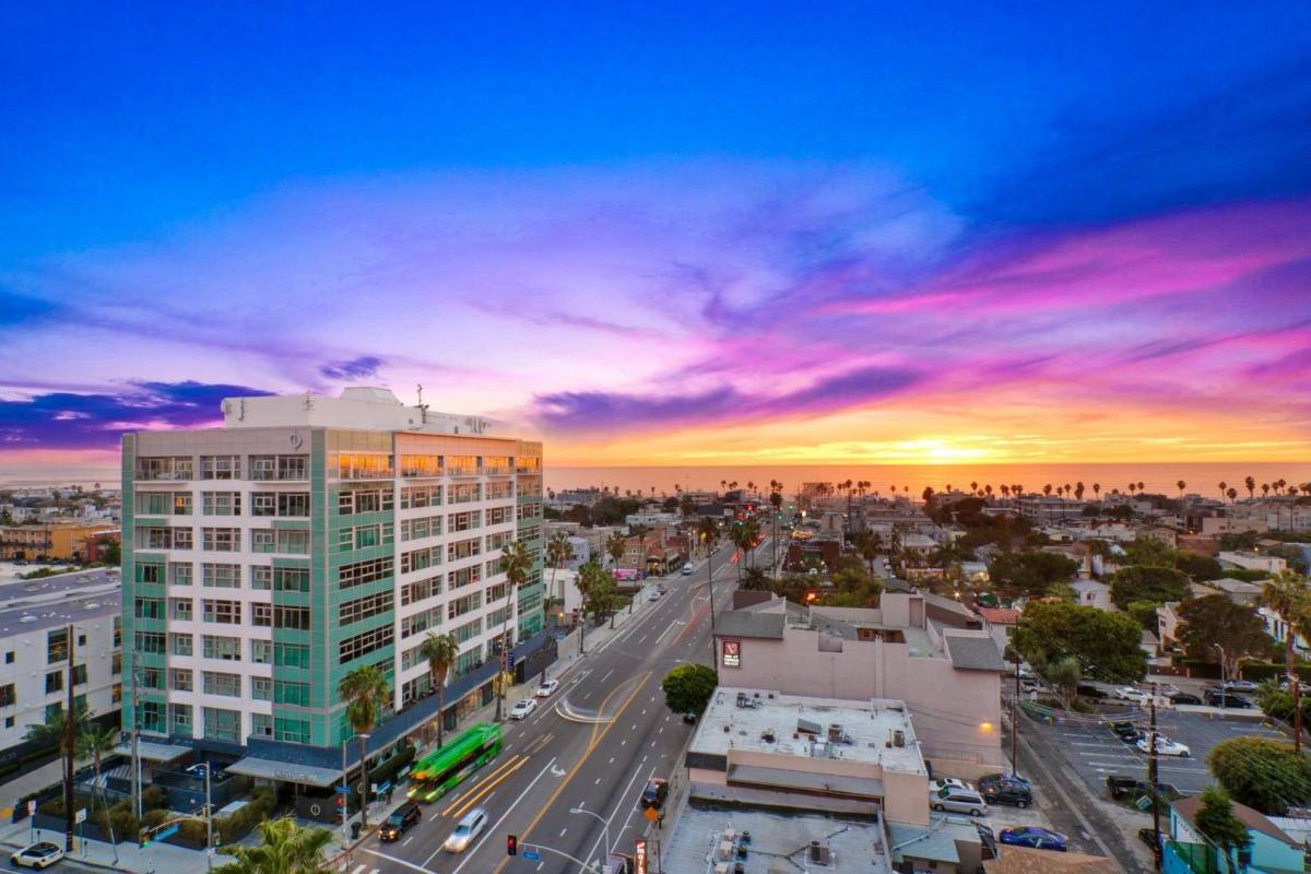 Apartment for rent at 415 Washington Blvd, Marina Del Rey, CA 90292