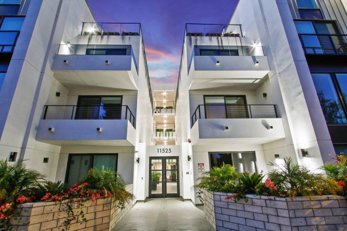 Apartment for rent at 11525 Chandler Blvd, North Hollywood, CA 91601
