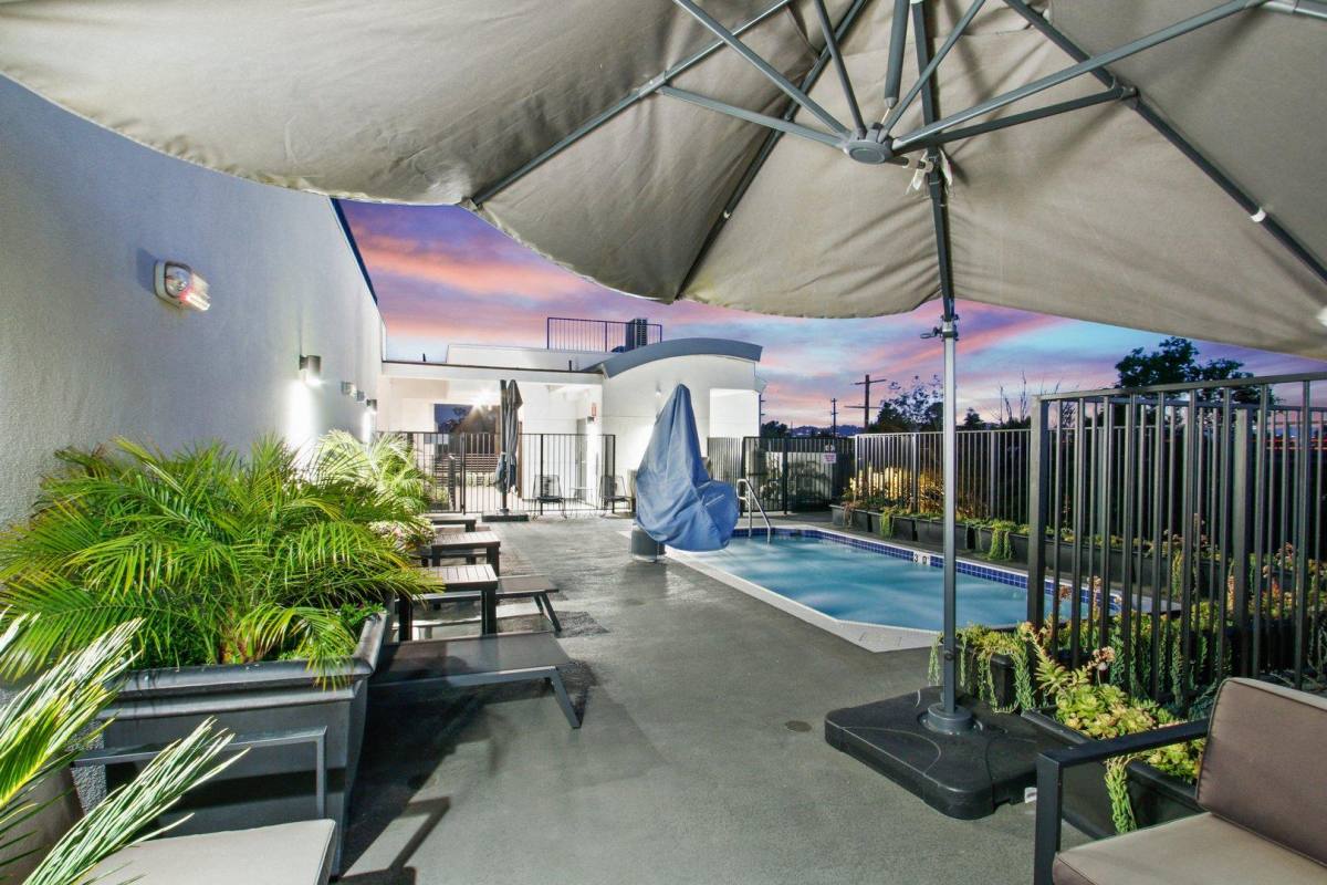 Apartment for rent at 11525 Chandler Blvd, North Hollywood, CA 91601