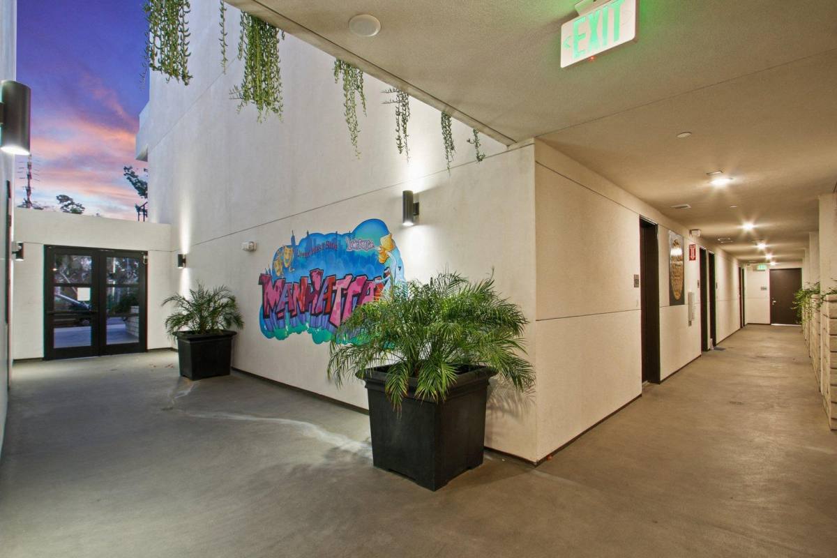 Apartment for rent at 11525 Chandler Blvd, North Hollywood, CA 91601