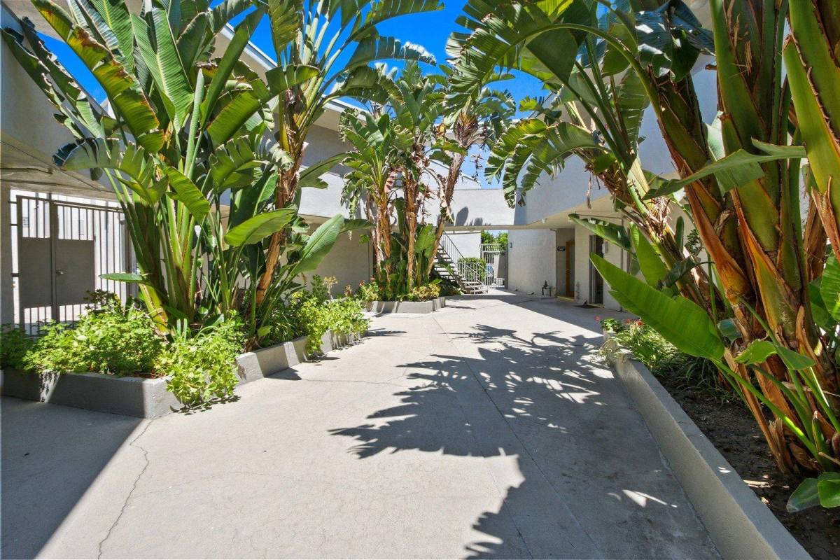 Apartment for rent at Royal Sepulveda, 6920 Sepulveda Blvd, Van Nuys, CA 91405