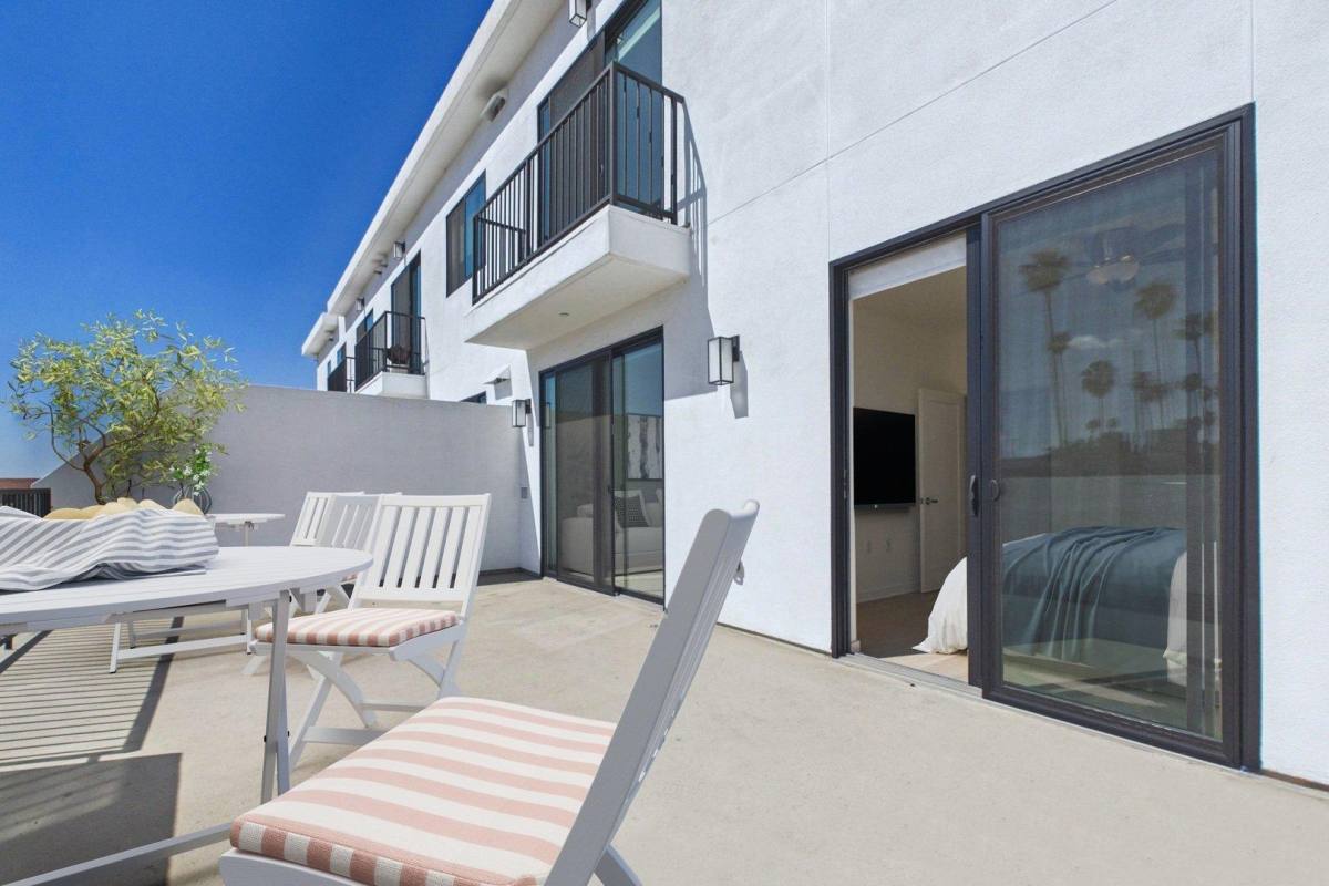 Apartment for rent at 3967 Beverly Blvd, Los Angeles, CA 90004