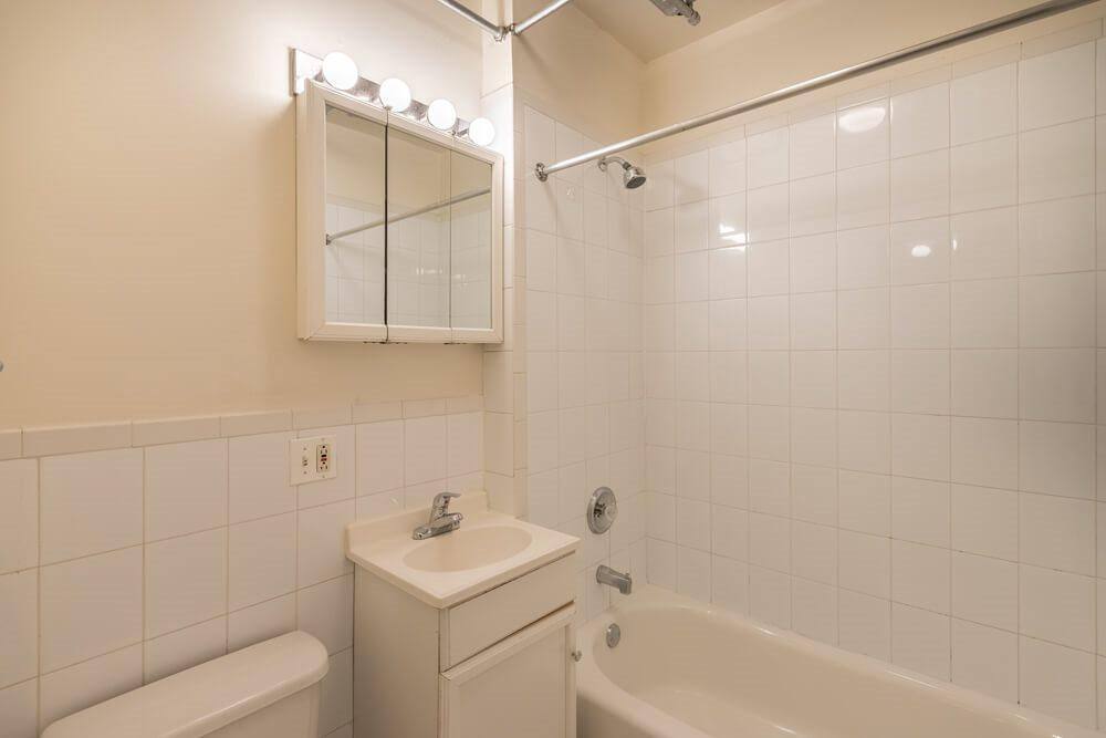 722 W Barry Ave, Chicago, IL 60657 - Apartment for Rent