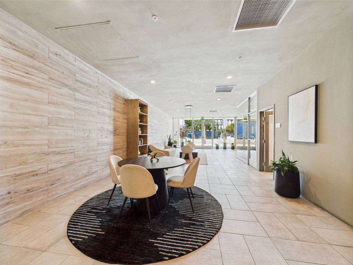 Apartment for rent at 5181 W Adams Blvd, Los Angeles, CA 90016