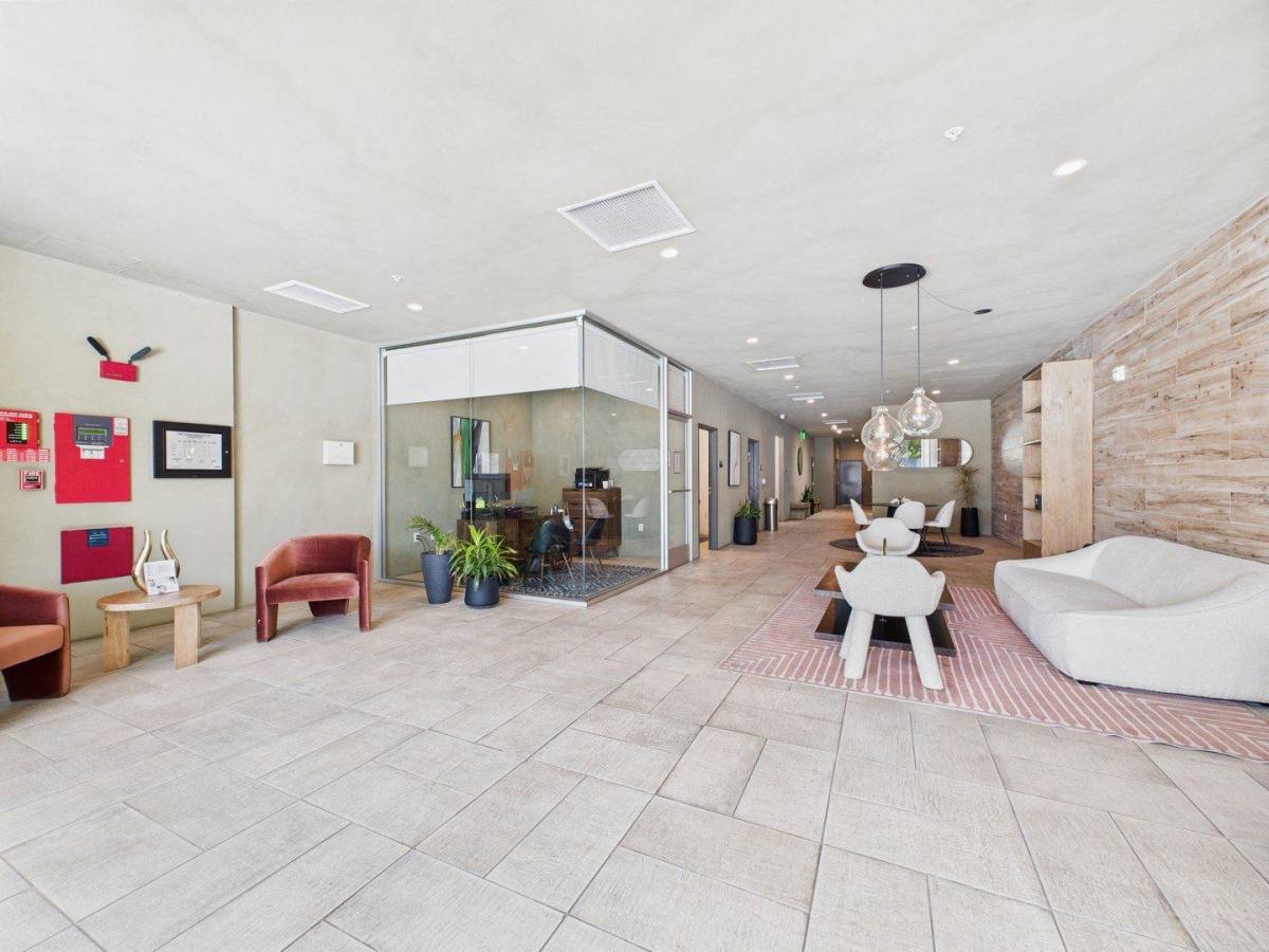 Apartment for rent at 5181 W Adams Blvd, Los Angeles, CA 90016