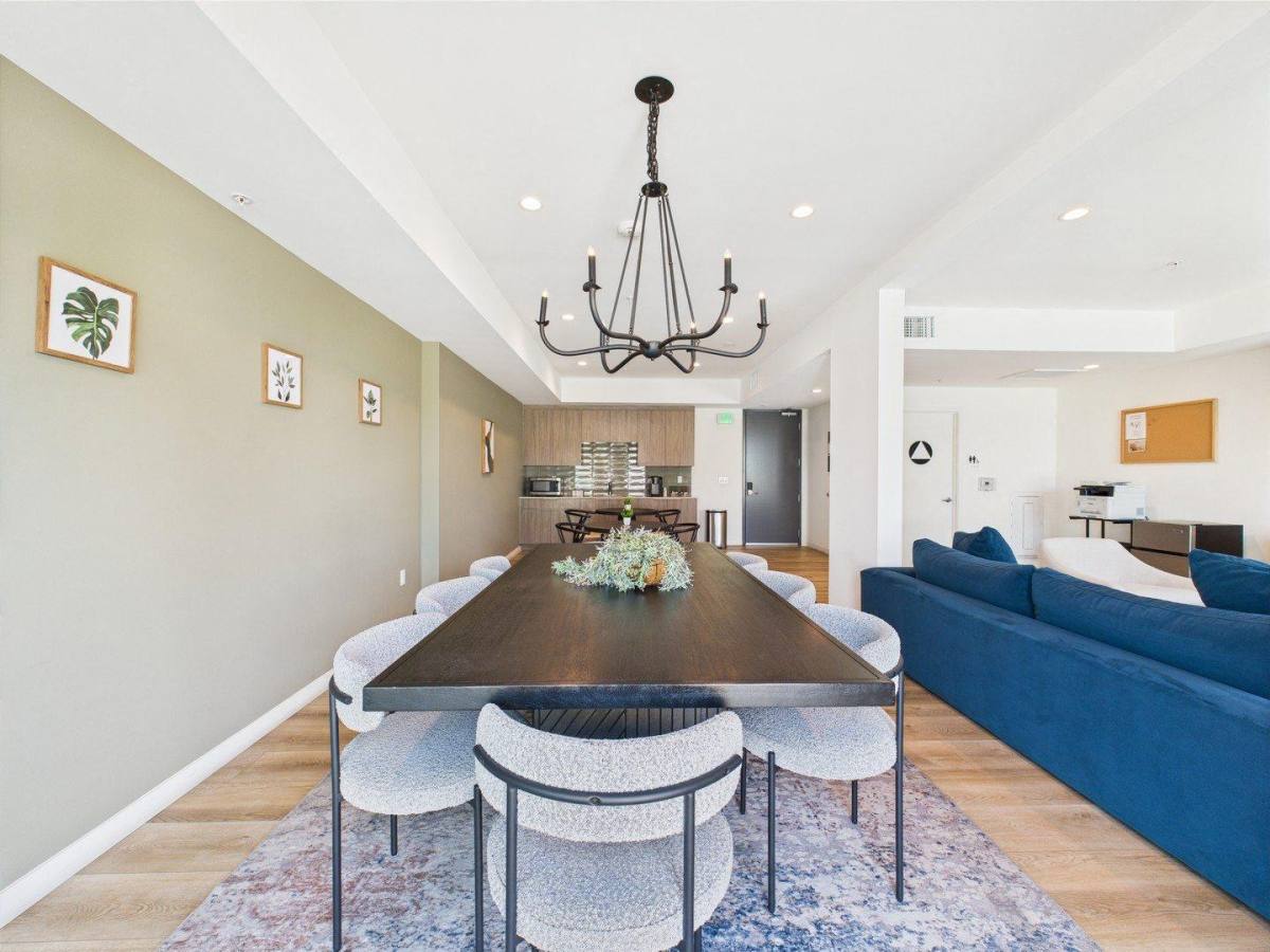 Apartment for rent at 5181 W Adams Blvd, Los Angeles, CA 90016