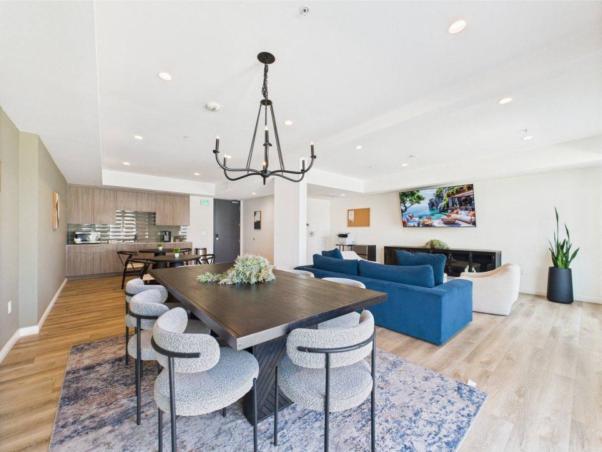 Apartment for rent at 5181 W Adams Blvd, Los Angeles, CA 90016