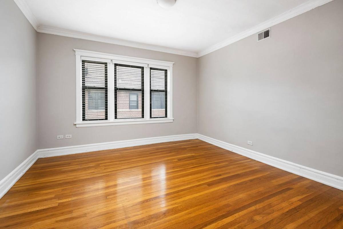 Apartment for rent at 725 W Irving Park Rd, Chicago, IL 60613