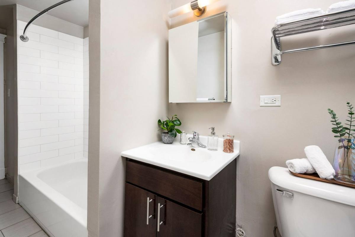 Apartment for rent at 725 W Irving Park Rd, Chicago, IL 60613