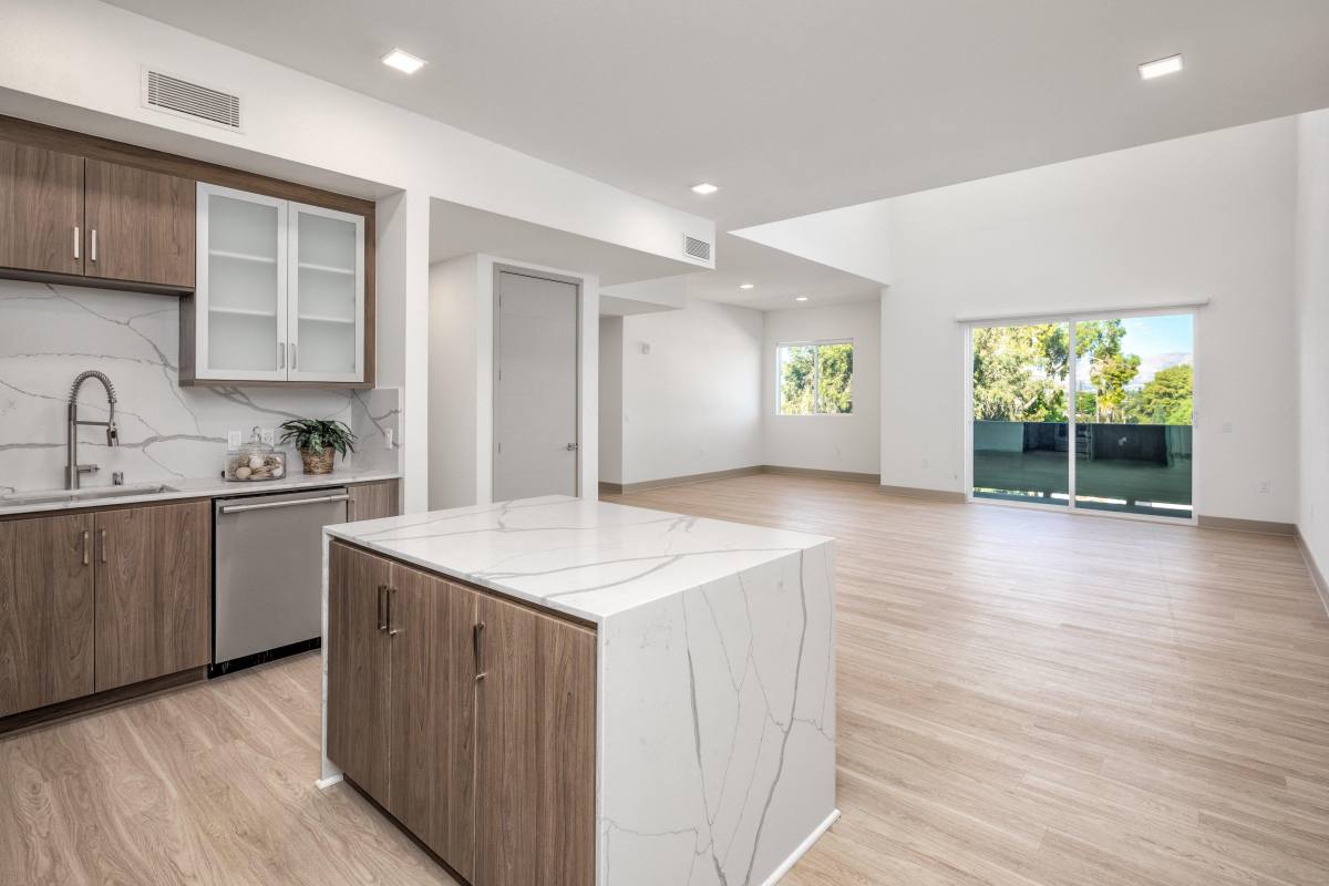 Apartment for rent at Warner Courtyard, 6800 Variel Ave, Canoga Park, CA 91303