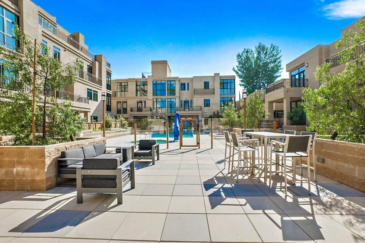 Apartment for rent at 5420-5432 Yolanda Ave, Tarzana, CA 91356