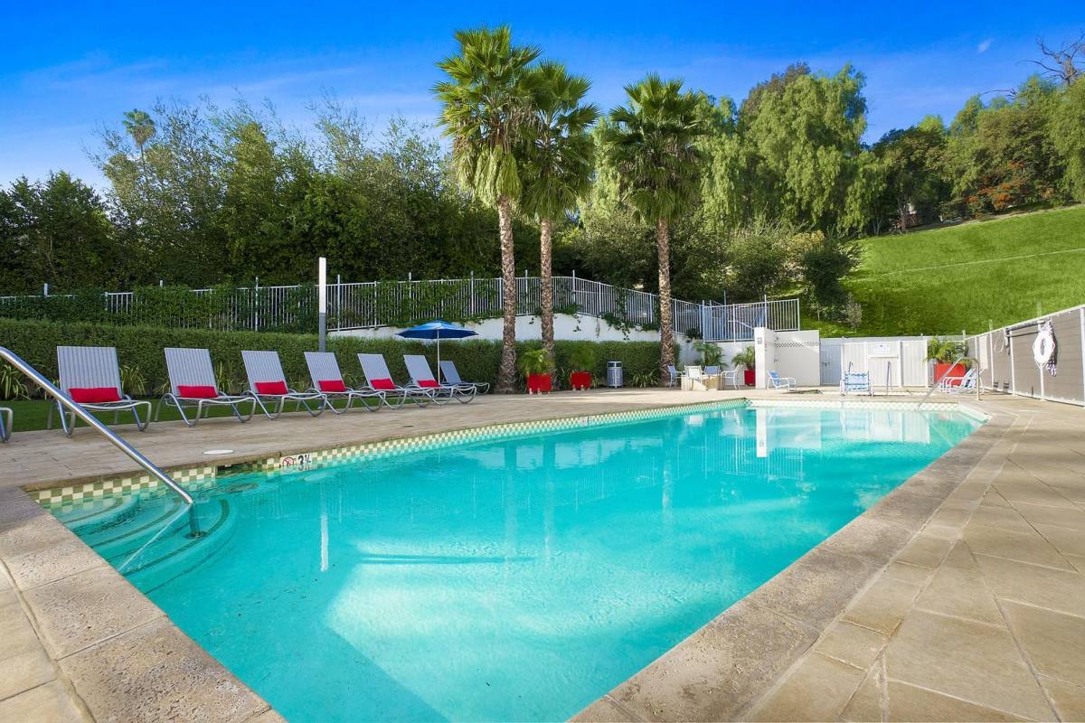 Apartment for rent at 16710 Ventura Blvd, Encino, CA 91436