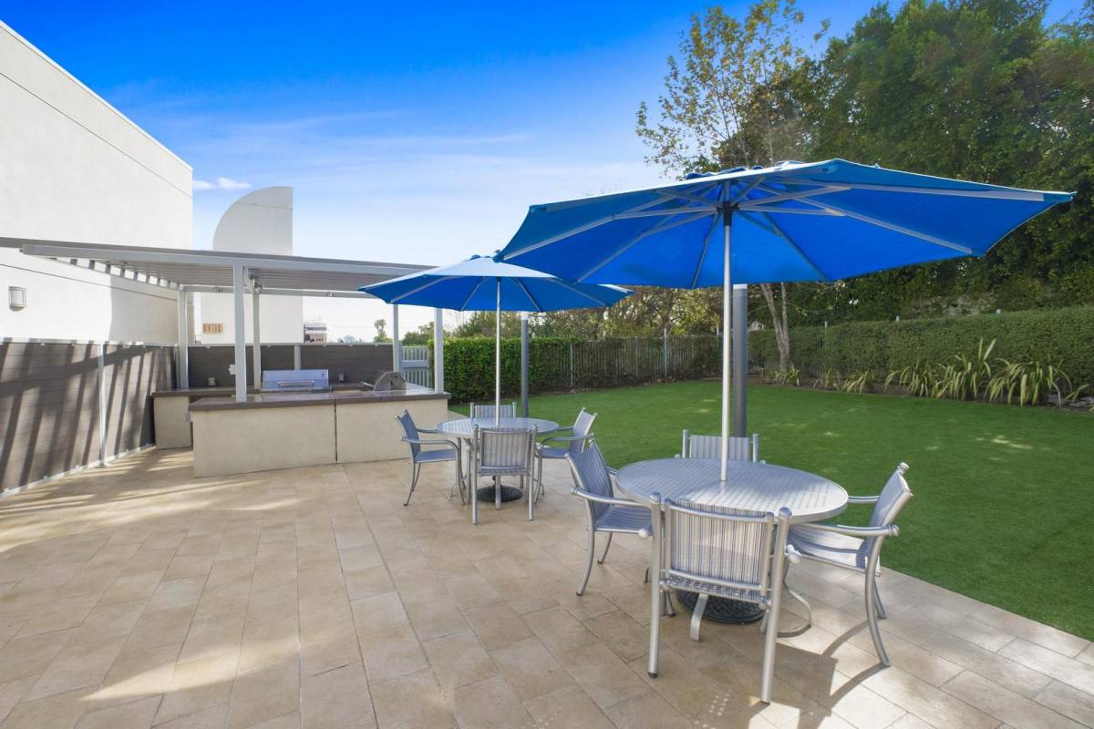 Apartment for rent at 16710 Ventura Blvd, Encino, CA 91436