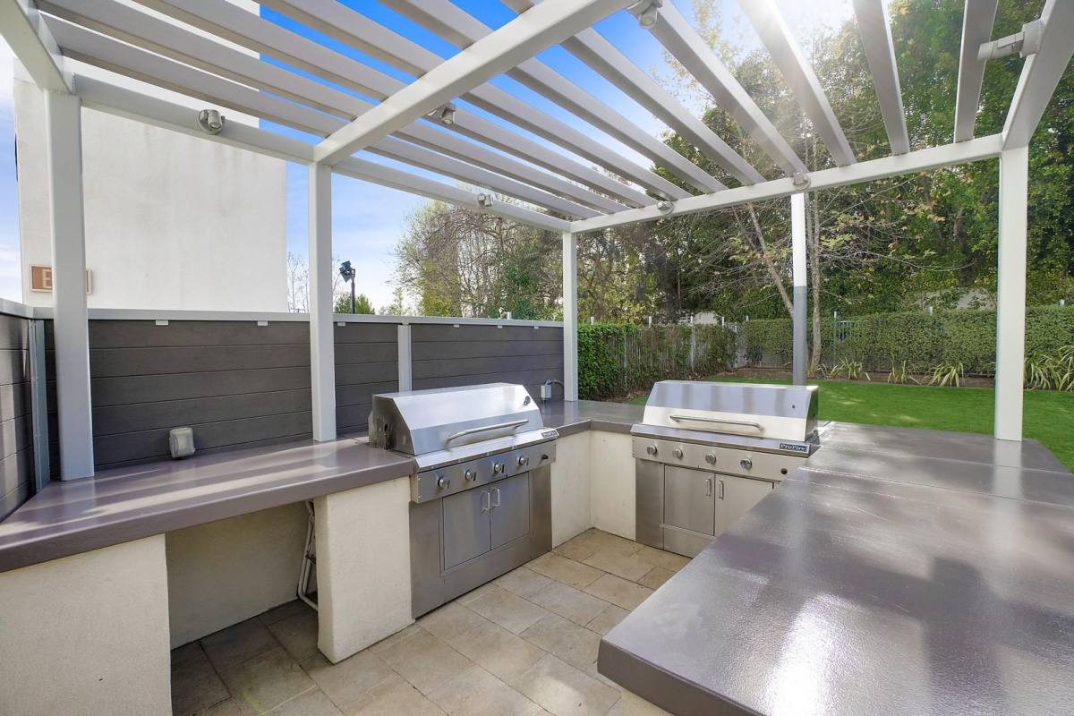 Apartment for rent at 16710 Ventura Blvd, Encino, CA 91436