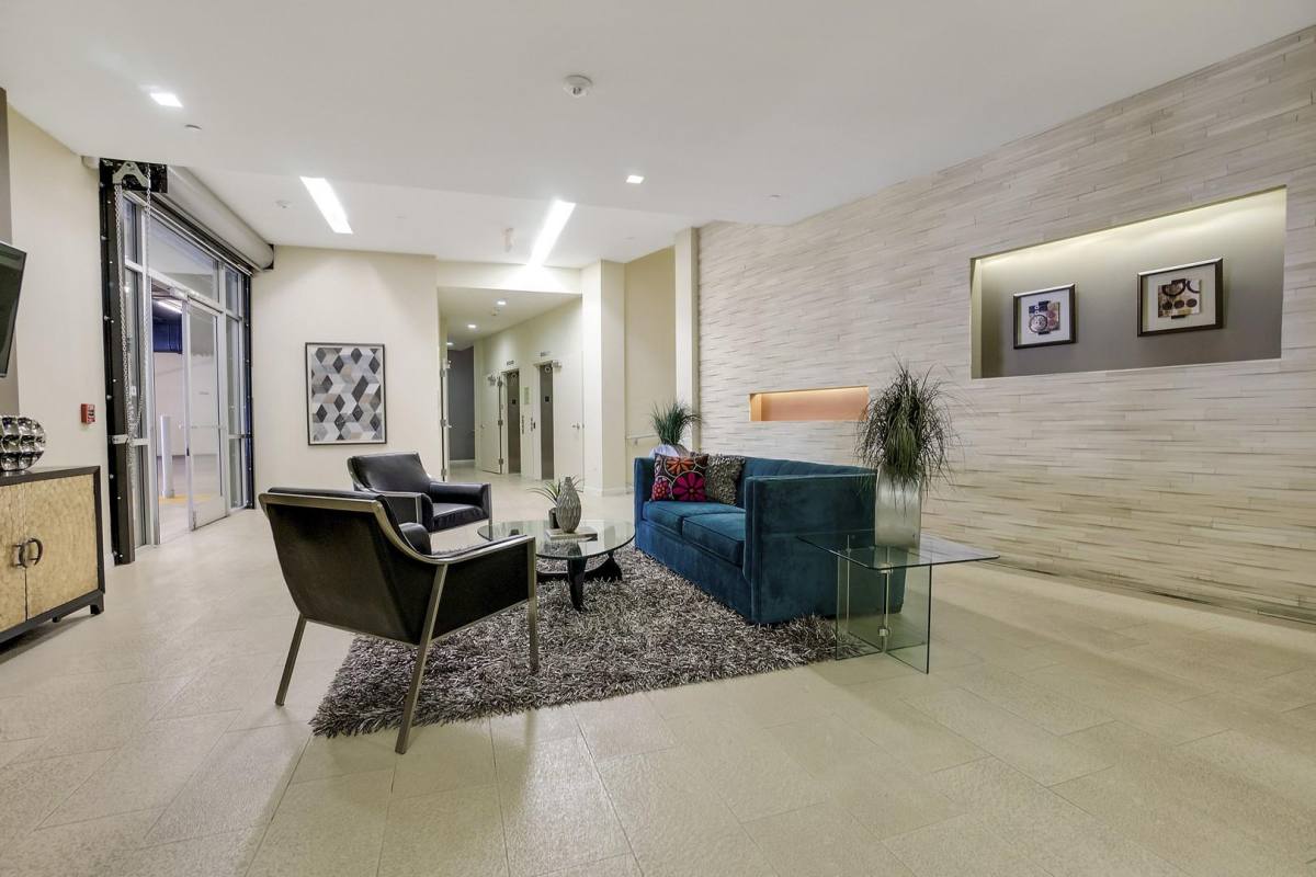 Apartment for rent at 16710 Ventura Blvd, Encino, CA 91436