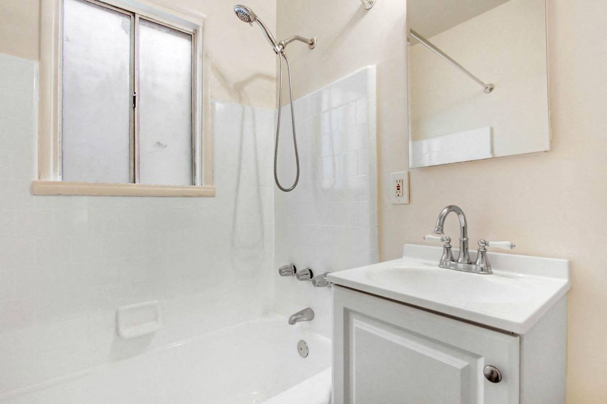 Apartment for rent at 144 N Oxford Ave, Los Angeles, CA 90004