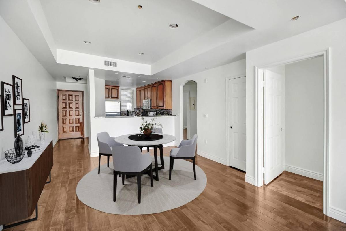 Apartment for rent at 4410 Sepulveda Blvd, Sherman Oaks, CA 91403