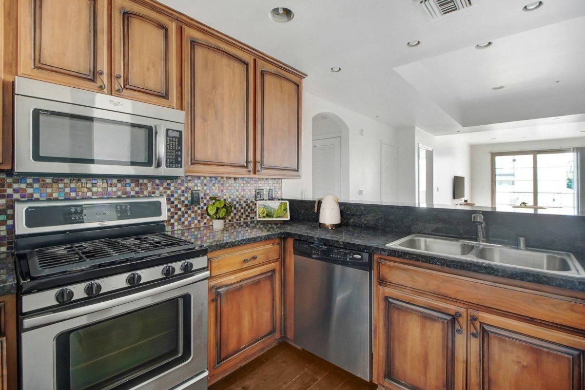 Apartment for rent at 4410 Sepulveda Blvd, Sherman Oaks, CA 91403