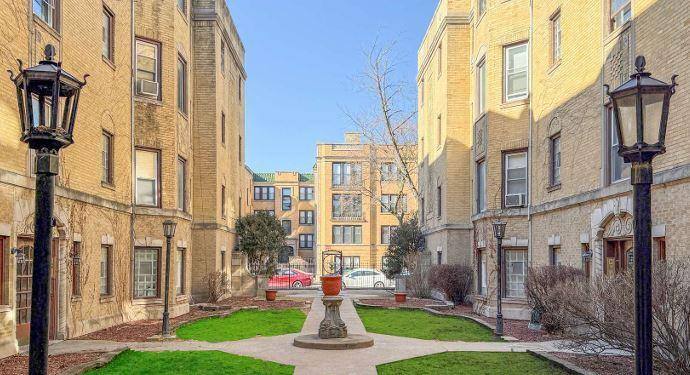 Apartment for rent at 7369 N Damen Ave, Chicago, IL 60645