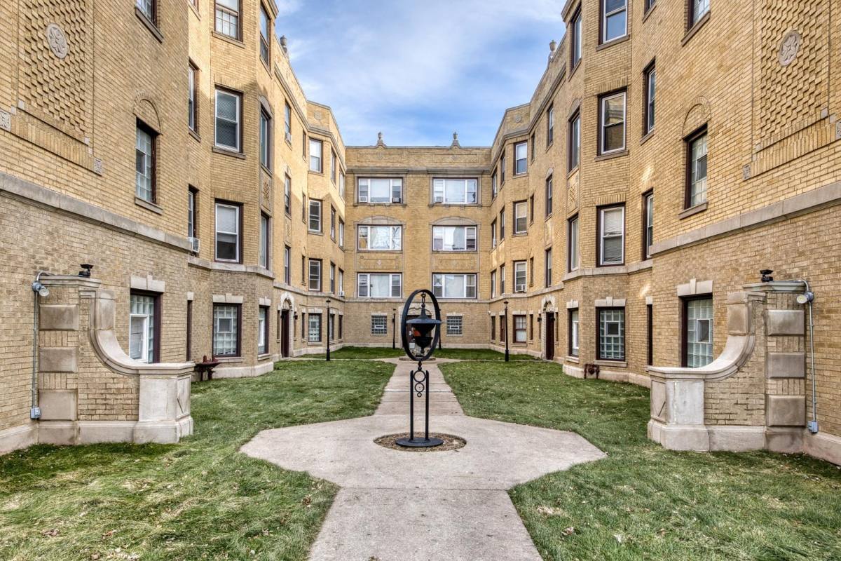Apartment for rent at 7369 N Damen Ave, Chicago, IL 60645
