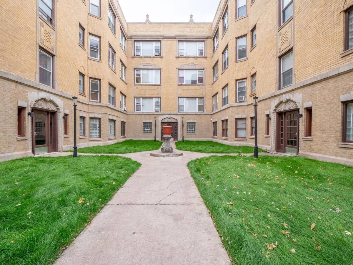Apartment for rent at 7369 N Damen Ave, Chicago, IL 60645