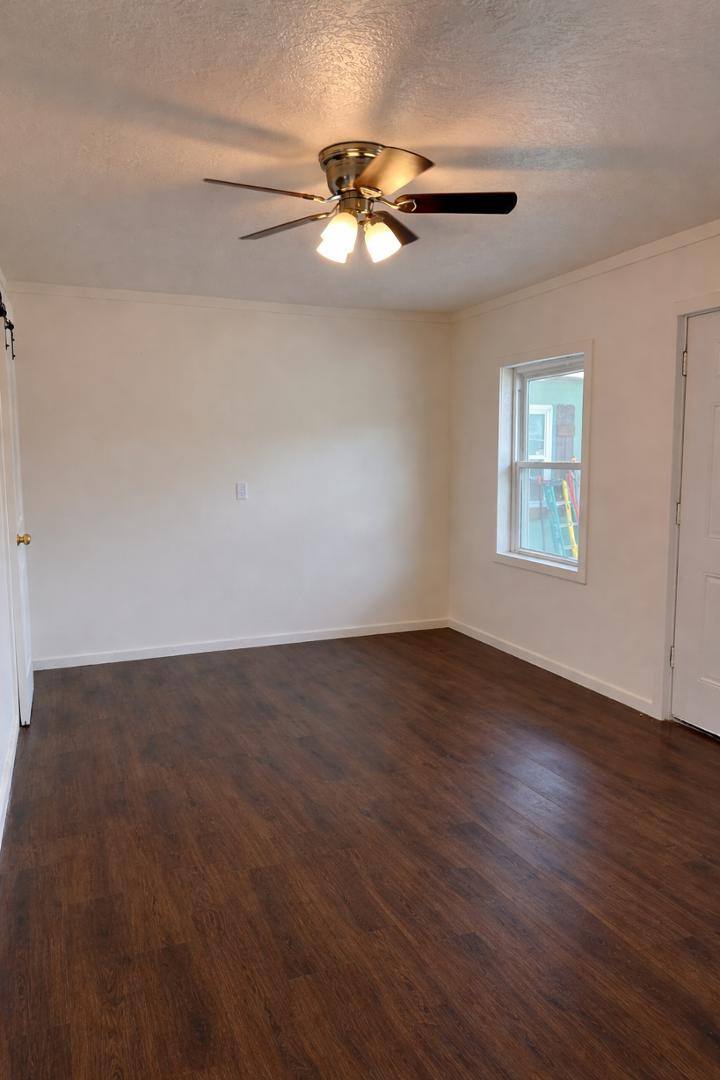 Apartment for rent at 415 N Beauregard St, Alvin, TX 77511