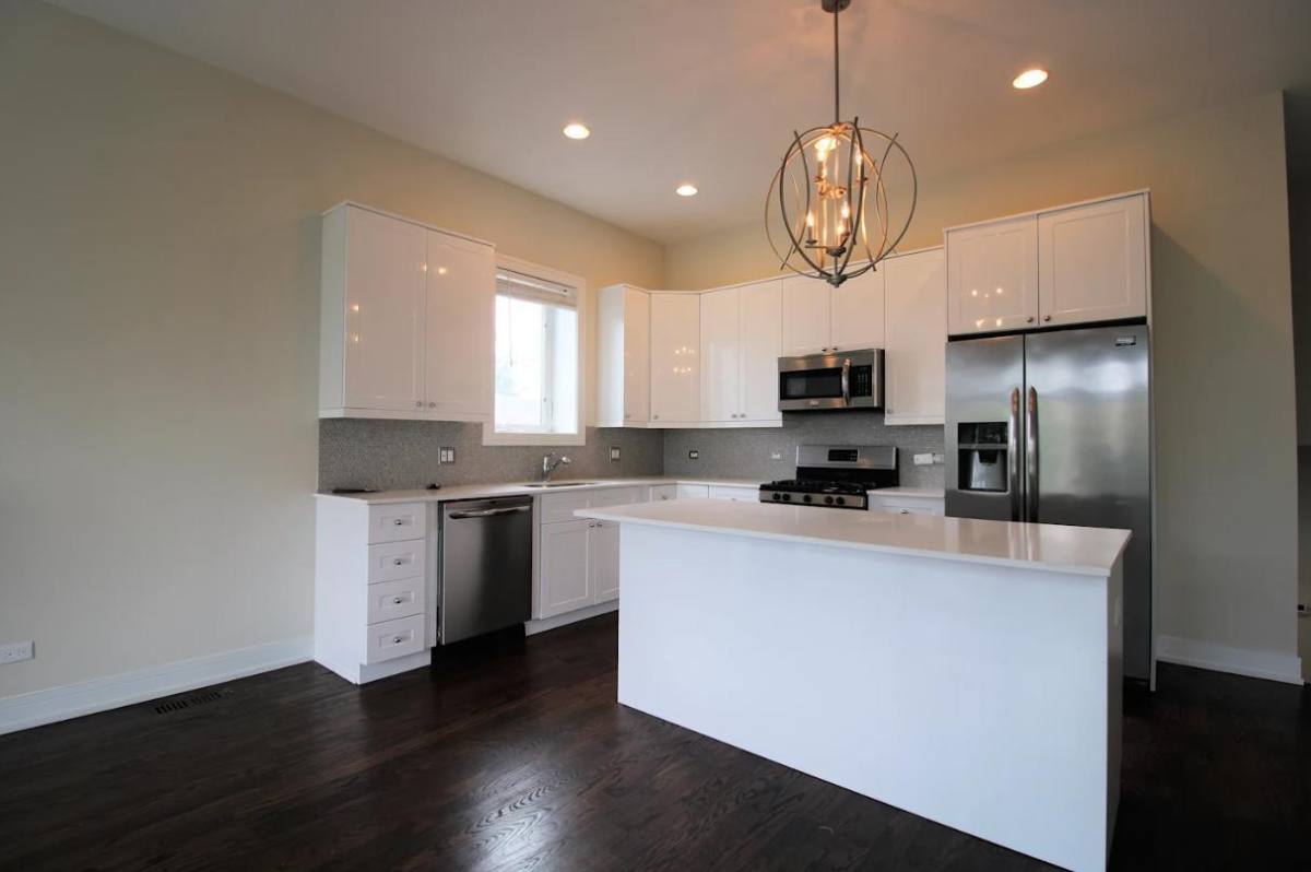 Apartment for rent at 3634 W Montrose Ave, Chicago, IL 60618