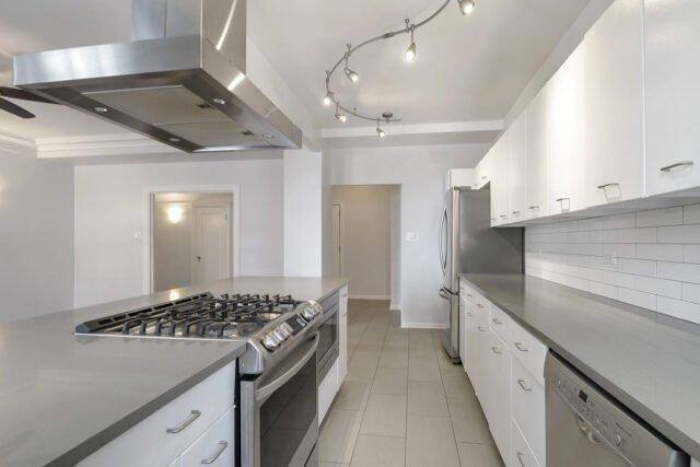 Apartment for rent at 422 W Melrose St, Chicago, IL 60657