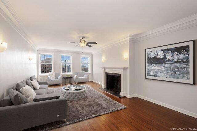 Apartment for rent at 422 W Melrose St, Chicago, IL 60657