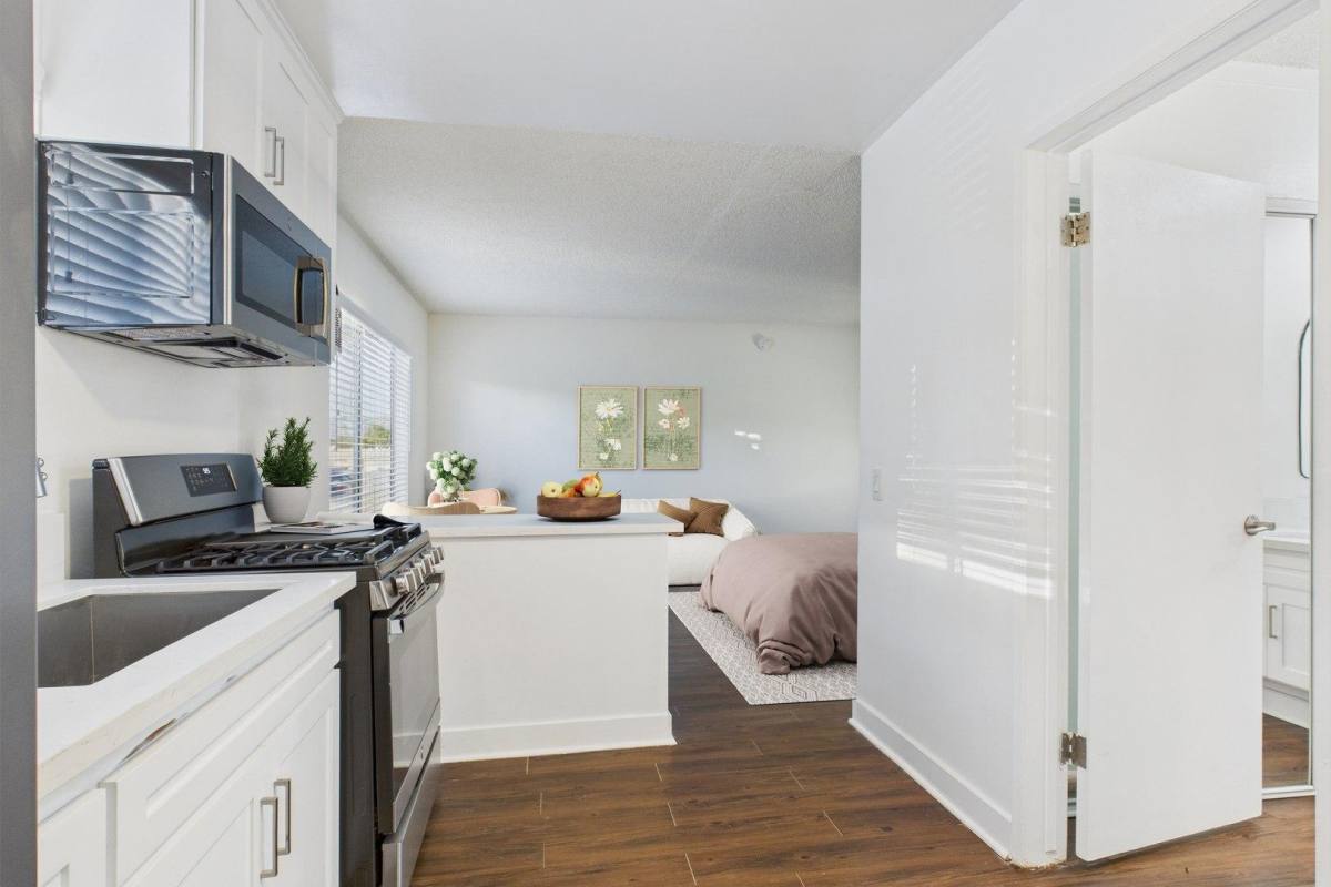 Apartment for rent at 5919 Reseda Boulevard, 5919-5931 Reseda Blvd #208, Tarzana, CA 91356