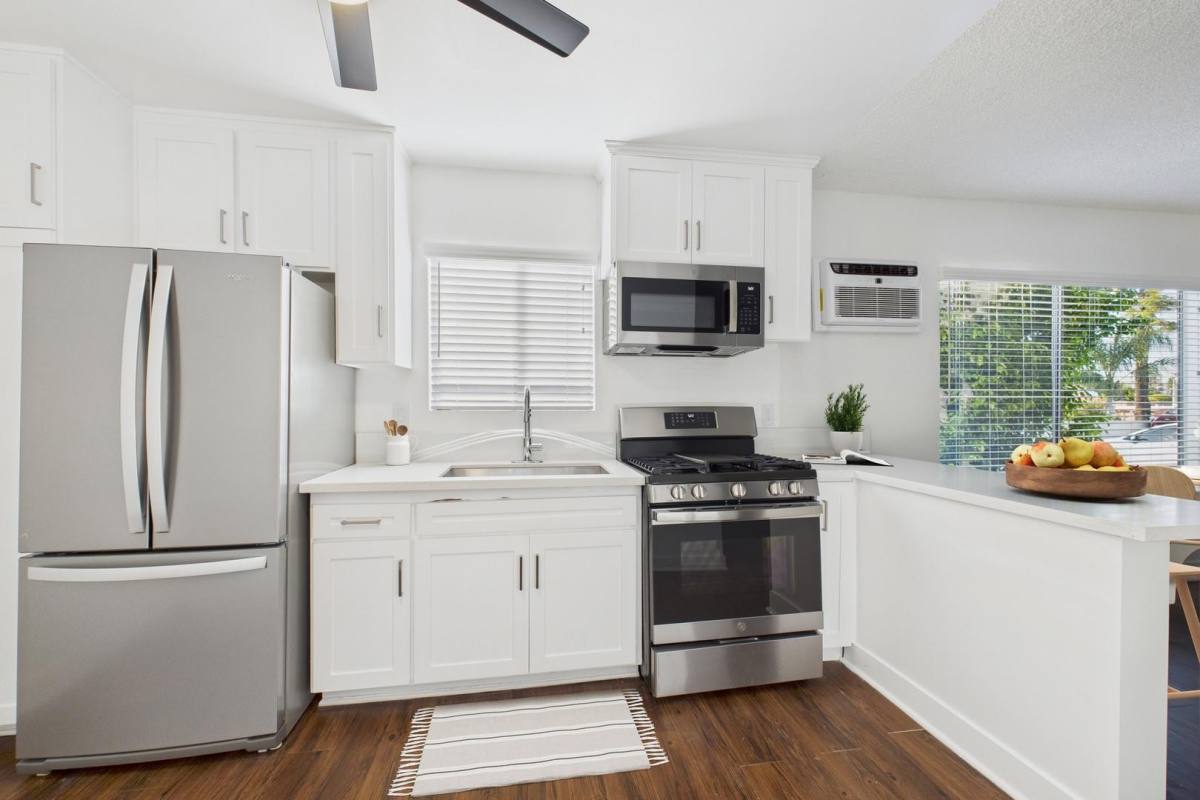 Apartment for rent at 5919 Reseda Boulevard, 5919-5931 Reseda Blvd #208, Tarzana, CA 91356