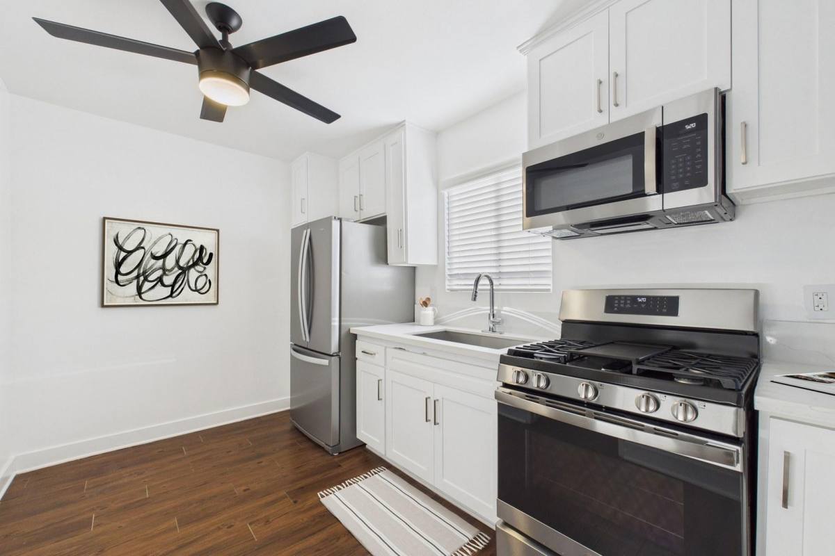 Apartment for rent at 5919 Reseda Boulevard, 5919-5931 Reseda Blvd #208, Tarzana, CA 91356