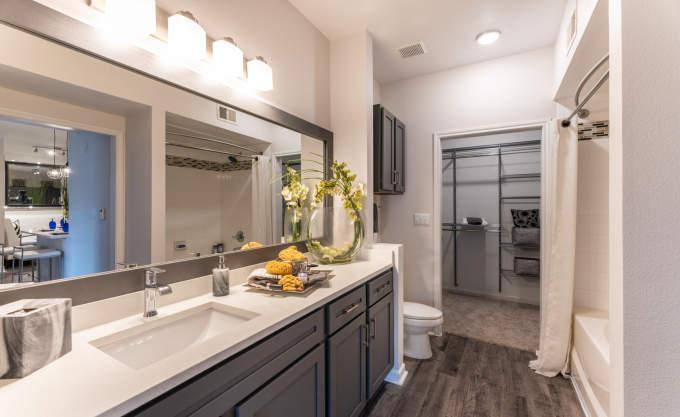 Apartment for rent at 7550 Kirby Dr, Houston, TX 77030