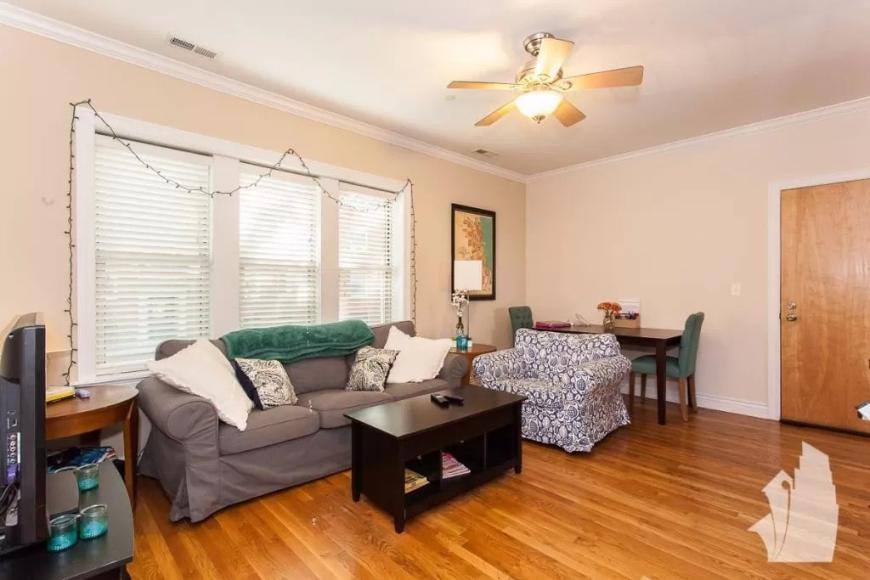 Apartment for rent at 1516 W Waveland #1, Chicago, IL 60613