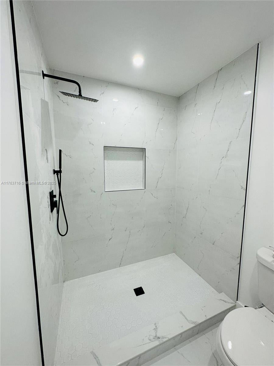 Apartment for rent at 1800 NE 154th St, Miami, FL 33162
