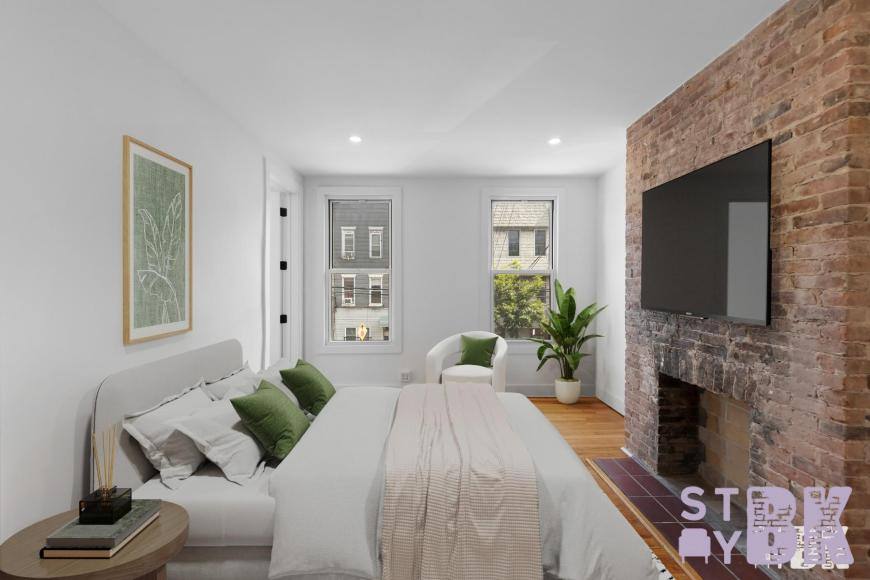 Townhouse for rent at 275 Nassau Ave #2, Brooklyn, NY 11222