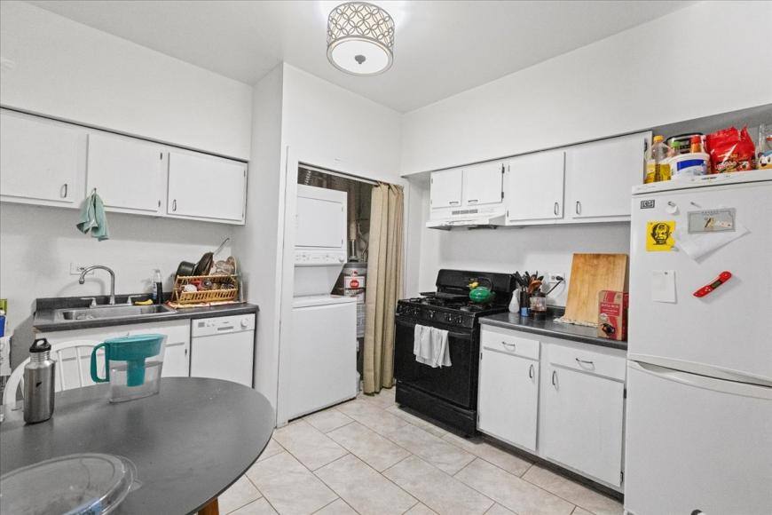 Apartment for rent at 4002 N Southport #2, Chicago, IL 60613