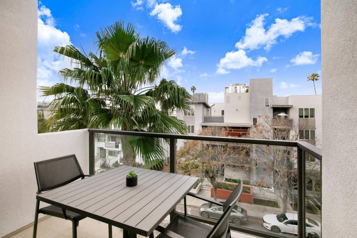 Apartment for rent at Vues on Gordon, 1558 Gordon St #412, Los Angeles, CA 90028