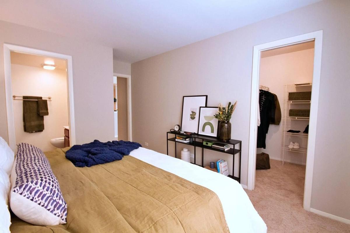 Apartment for rent at 4122 Chesapeake Dr #2A, Aurora, IL 60504