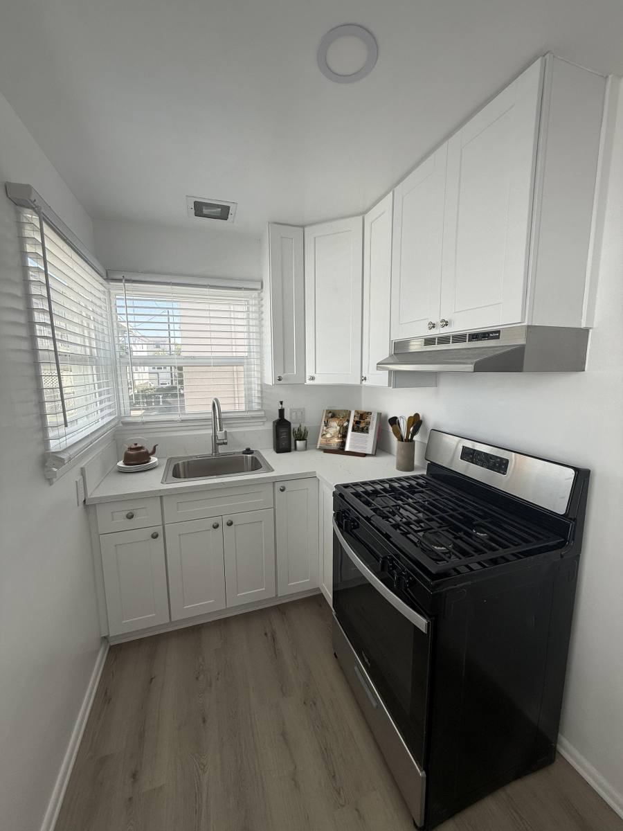 Apartment for rent at 1111 12th St #F, Santa Monica, CA 90403