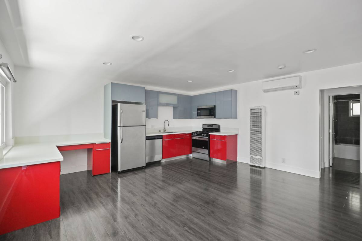 Apartment for rent at 1321 W 36th Place #2, Los Angeles, CA 90007